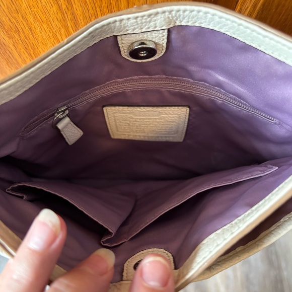 #85-Coach Beige and Cream Shoulder Bag - Picture 4 of 11